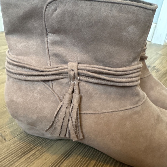 Fergalicious by Fergie BoHo booties - Picture 2 of 8